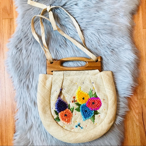 Vintage Handbags - 🎉 HP! 2/2/19 🎉 Vintage Flower & Wood Bag